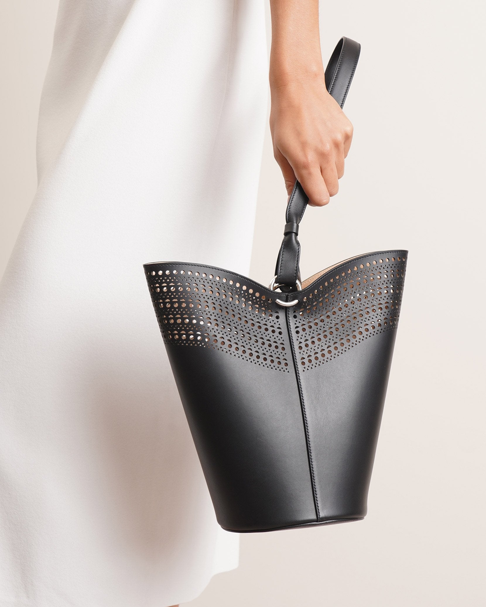 Bucket Lili 14 black leather bag