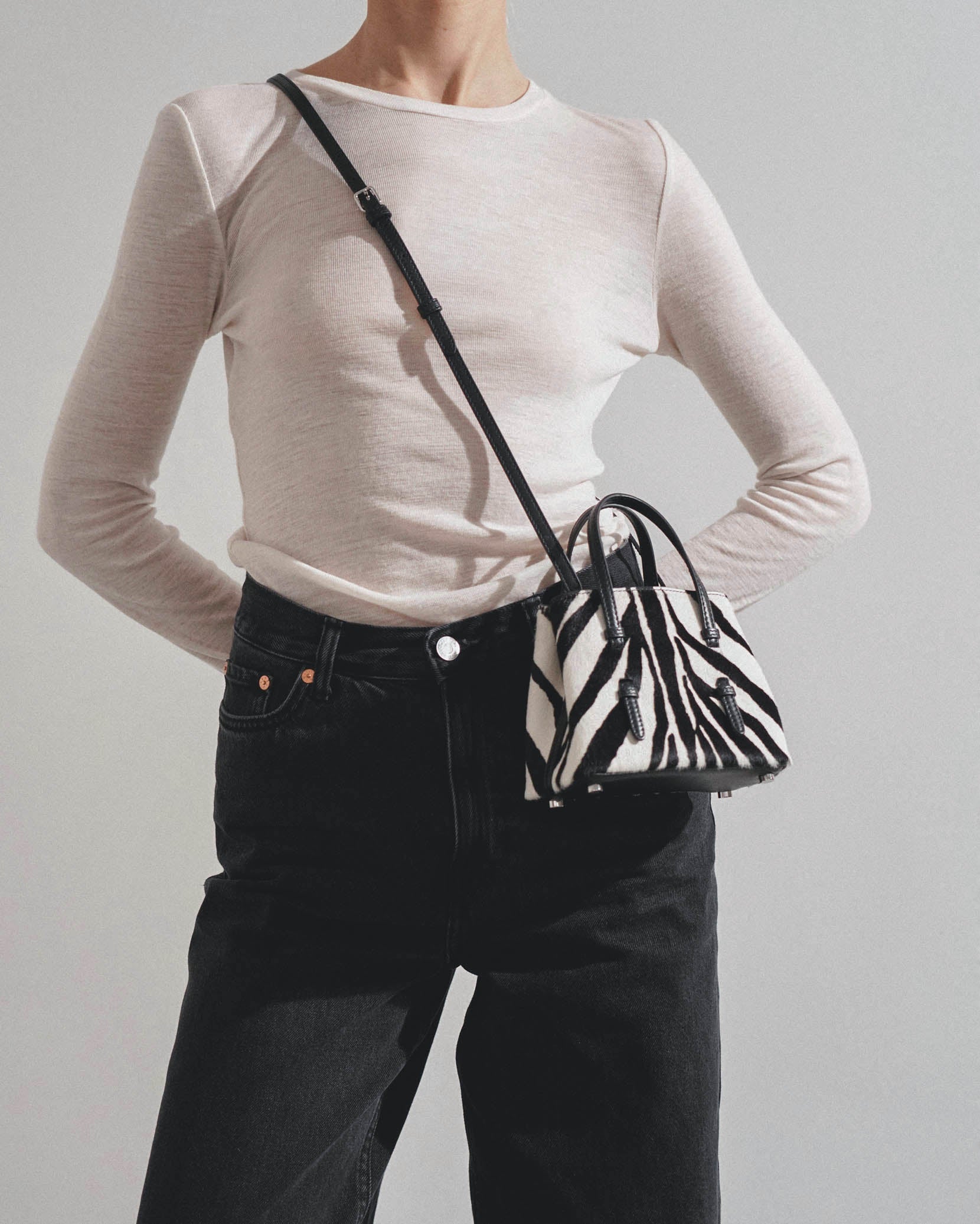 Mina 16 black and white tote bag