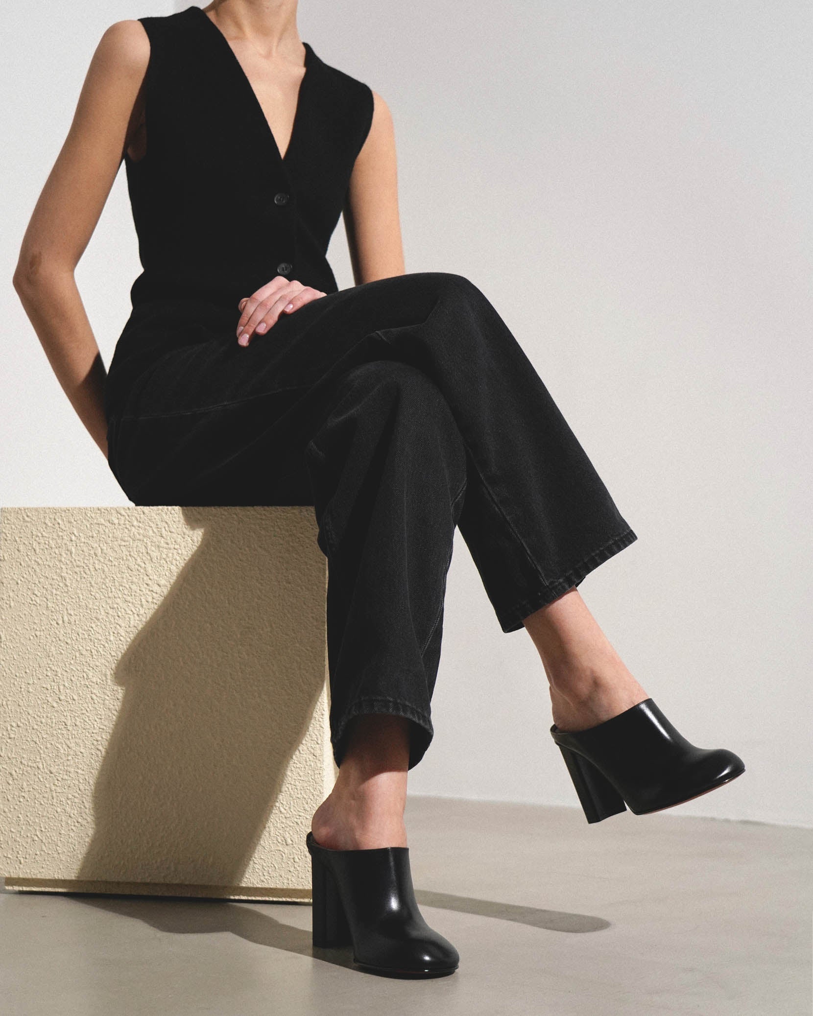 Babylone black leather mules