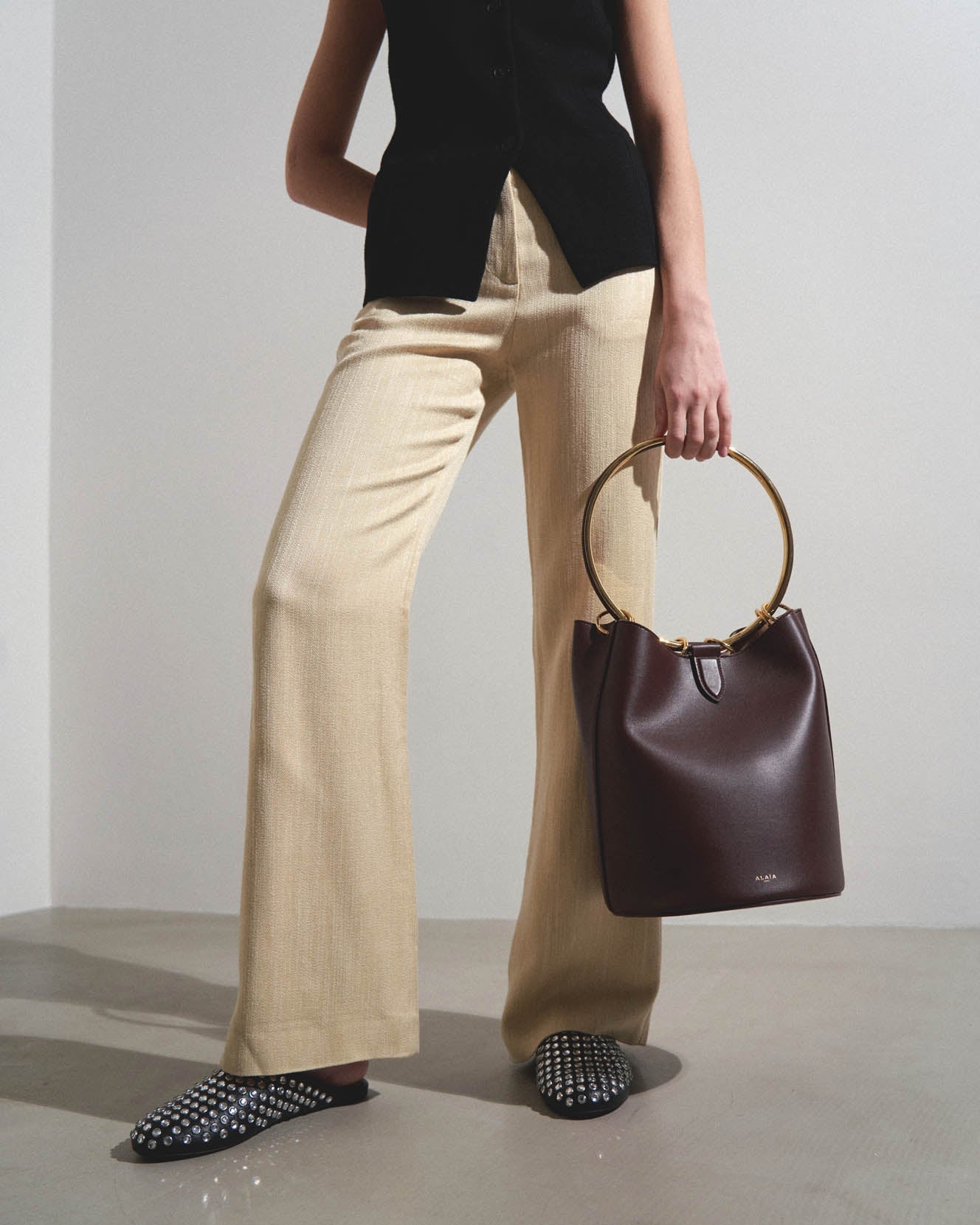 Ring brown leather bucket bag
