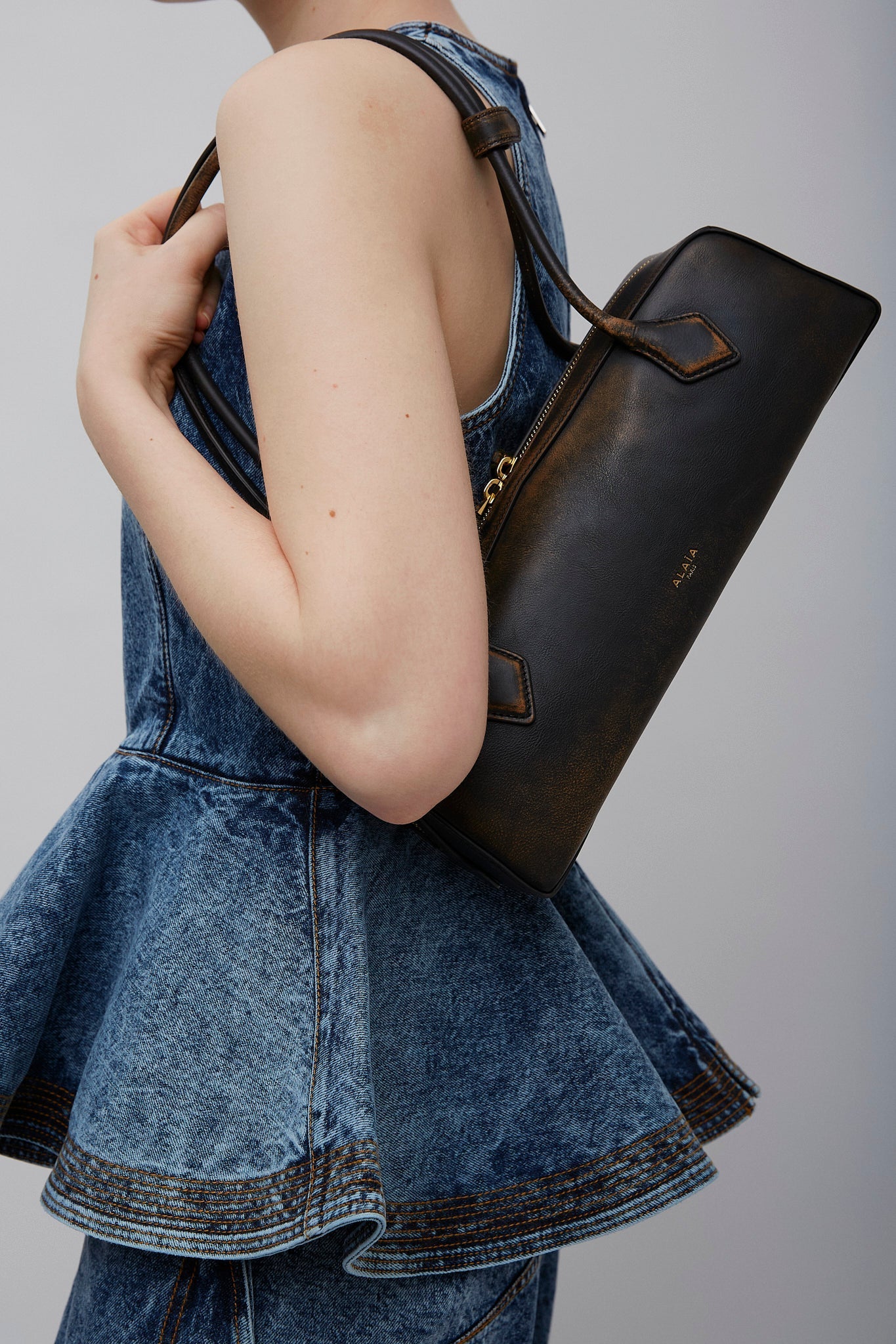 Le Teckel Medium ebony black bag