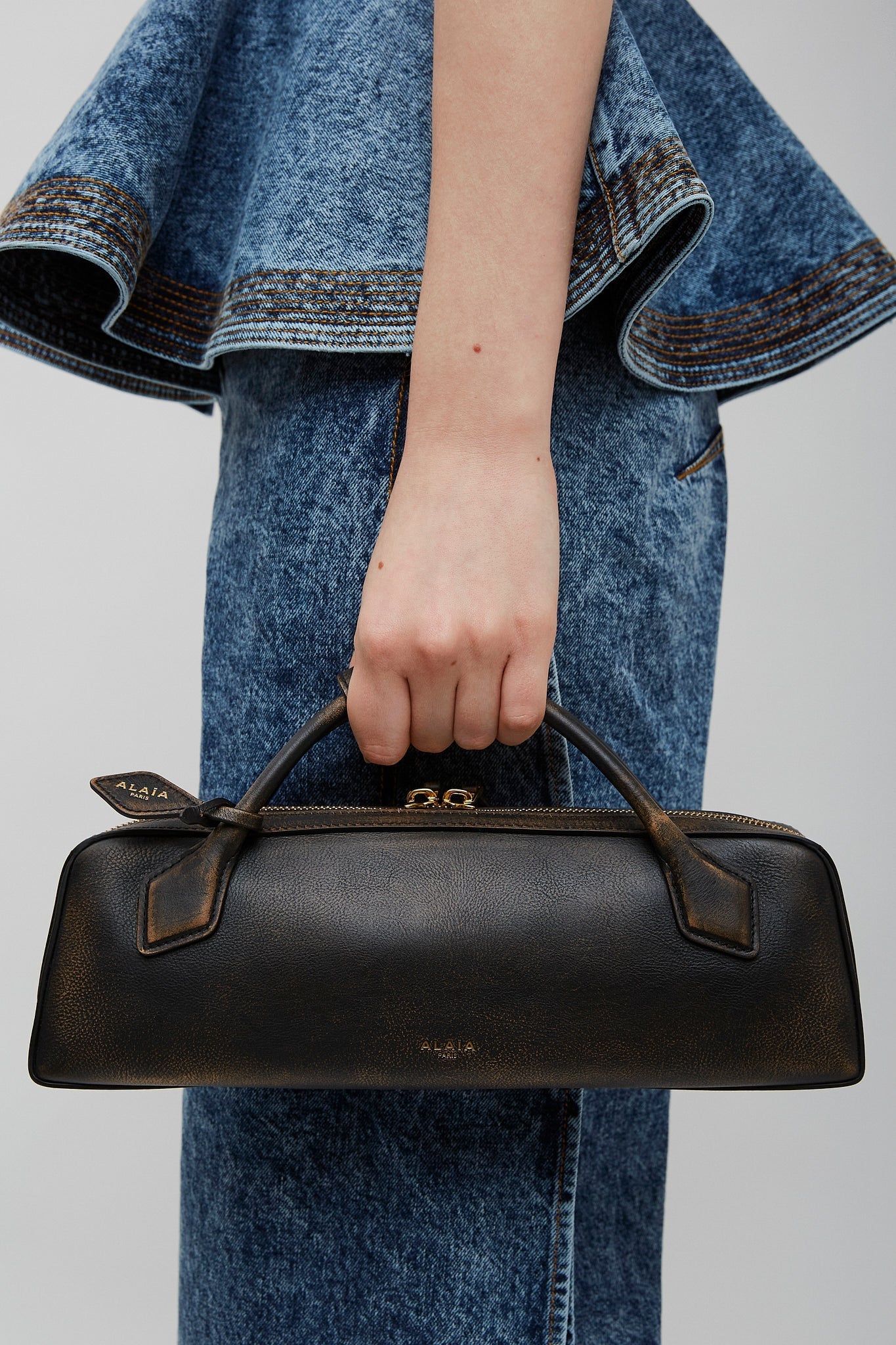 Le Teckel ebony black clutch