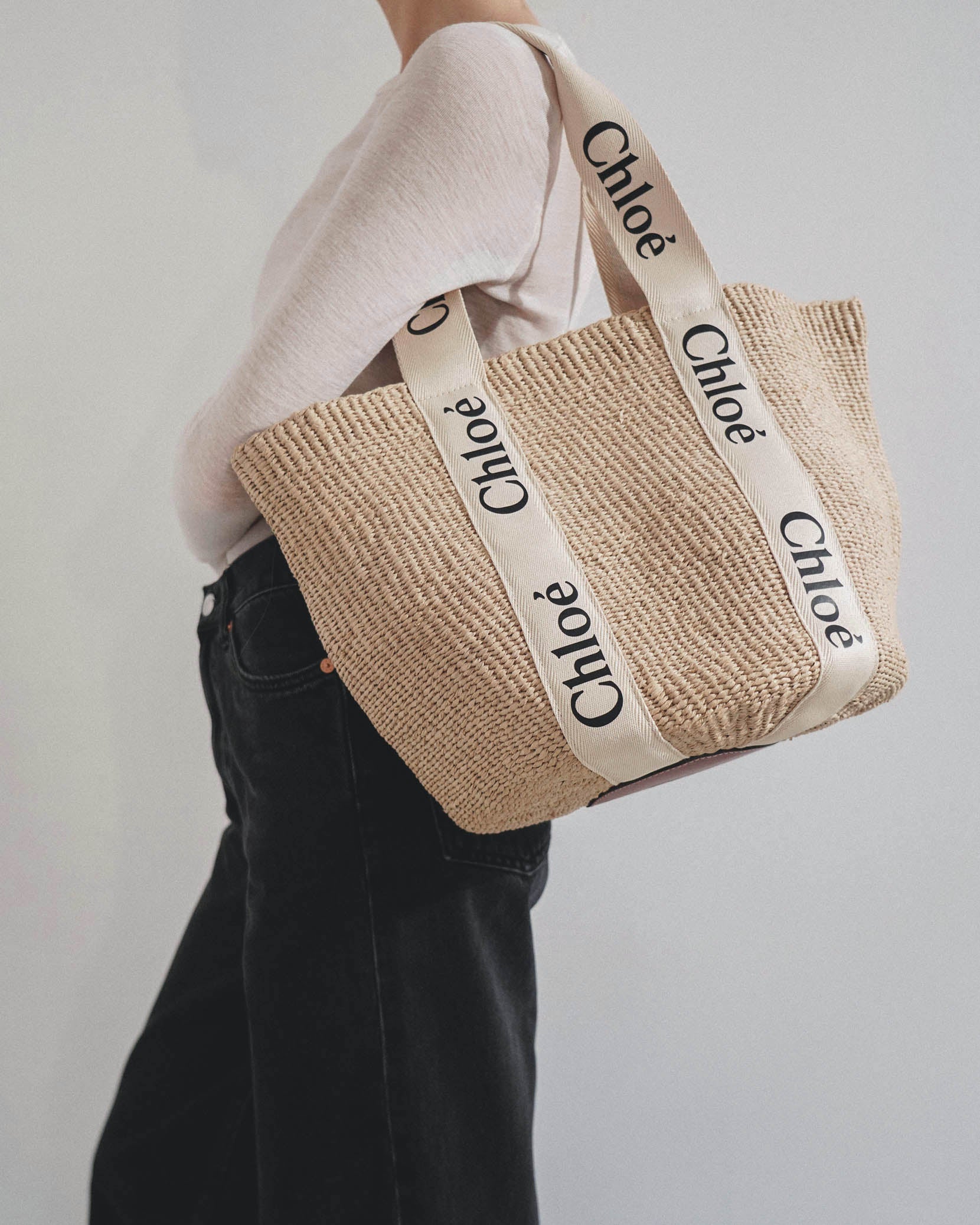 Woody logo white raffia bag