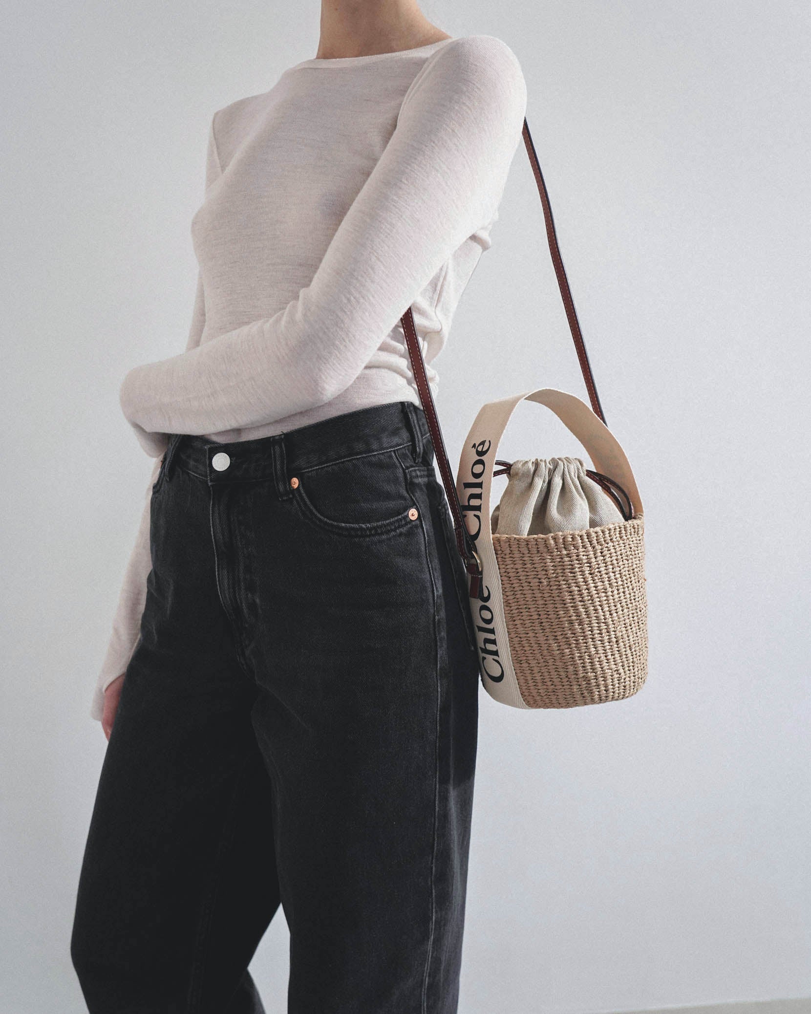 Woody logo white raffia bucket bag