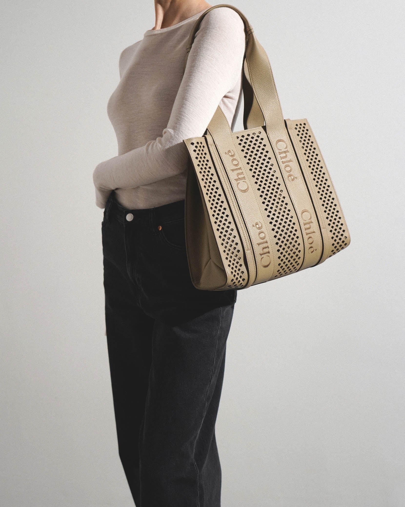 Woody medium brown leather bag