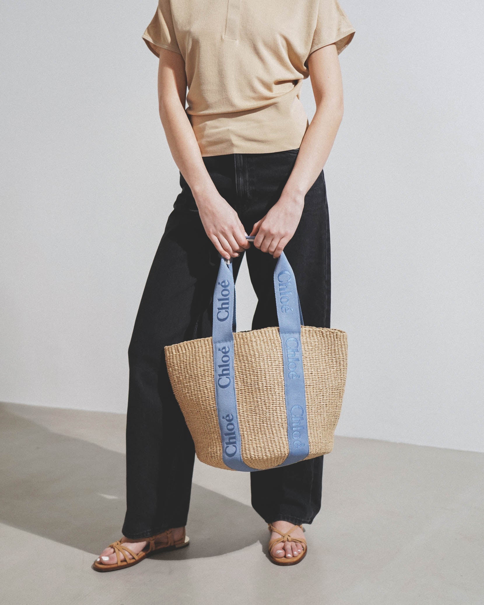 Woody light blue raffia tote bag