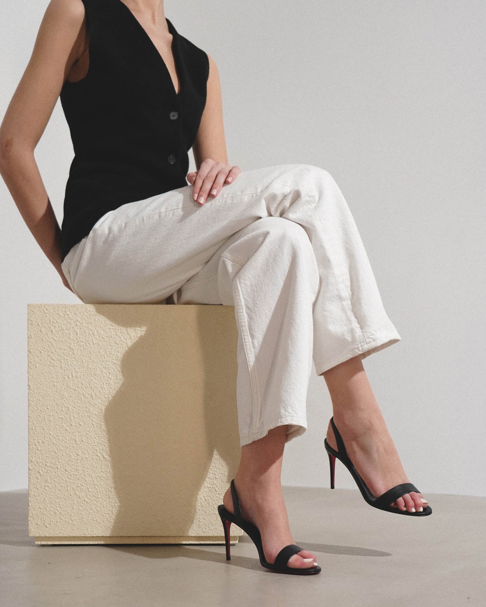 O Marylin 85 black leather sandals