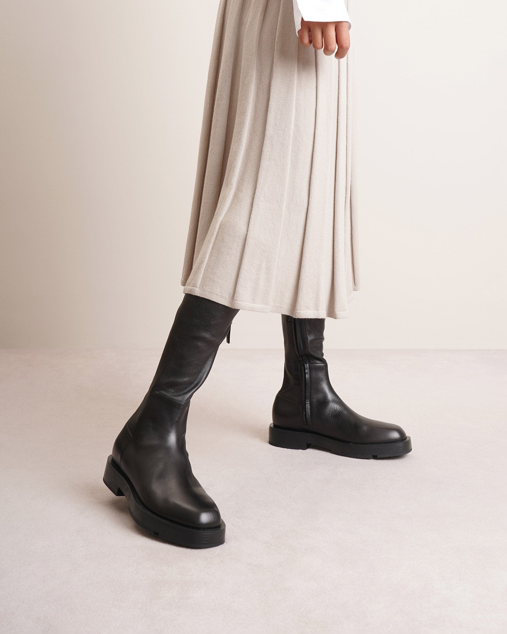 Squared stretch leather boots