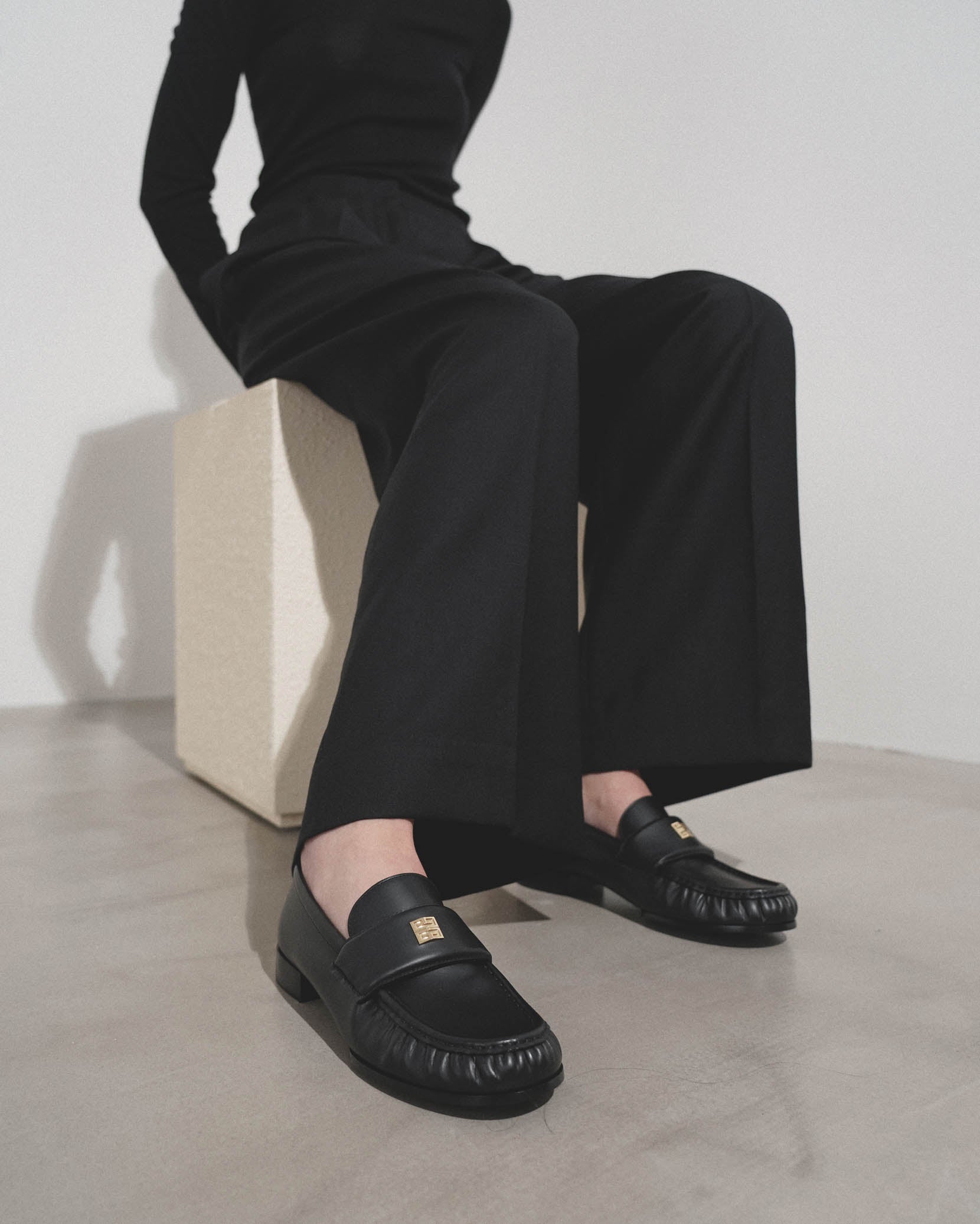 4G black leather loafers