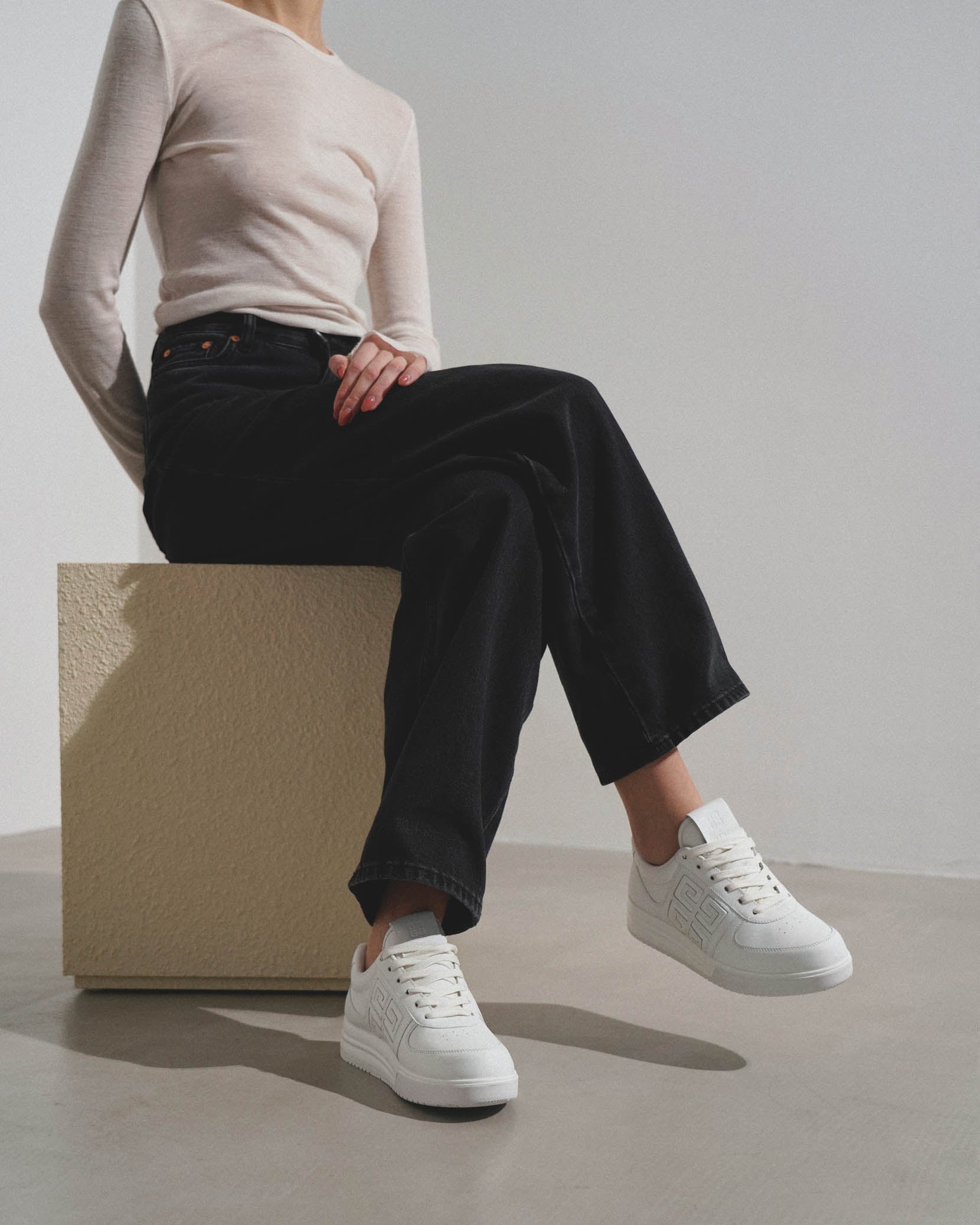 G4 low-top white sneakers