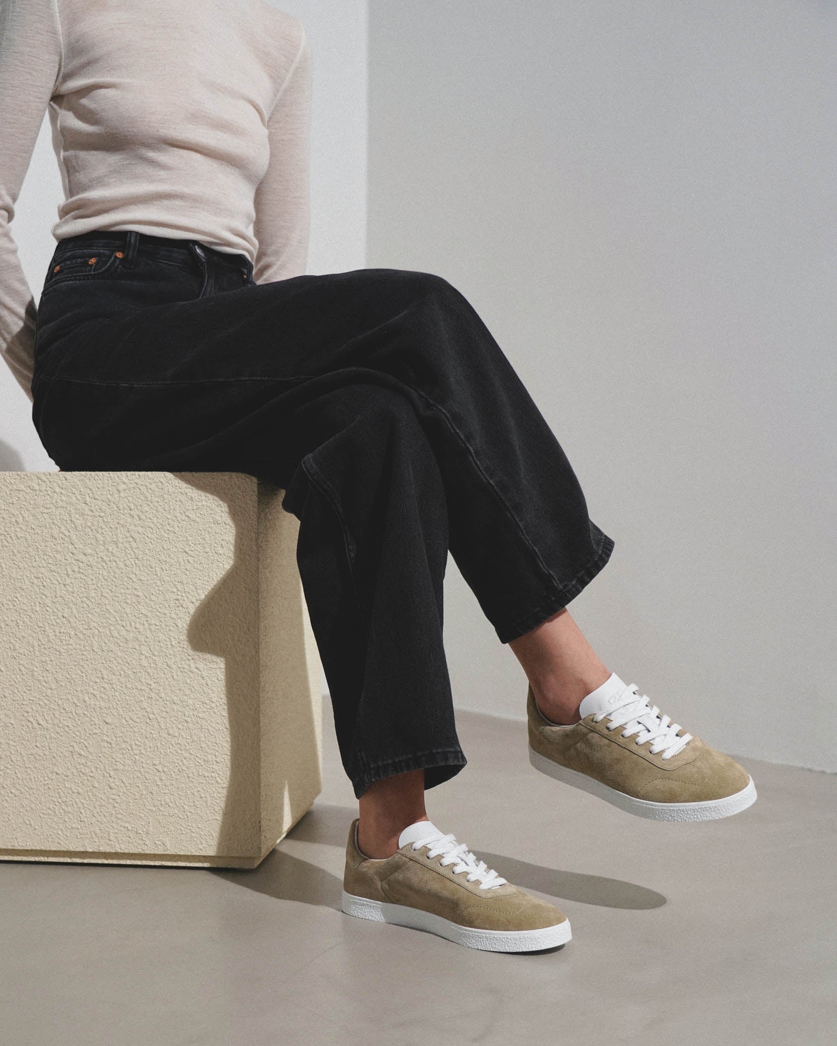Town low-top beige suede sneakers