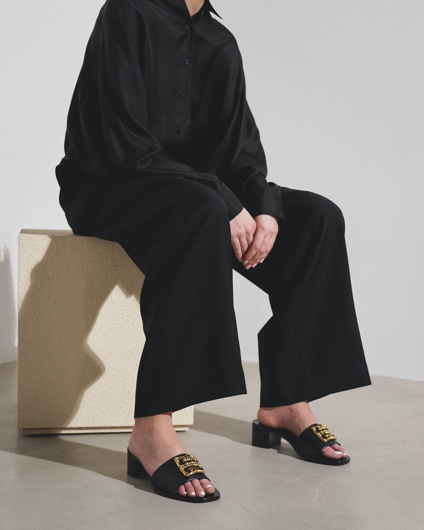 4G black mules