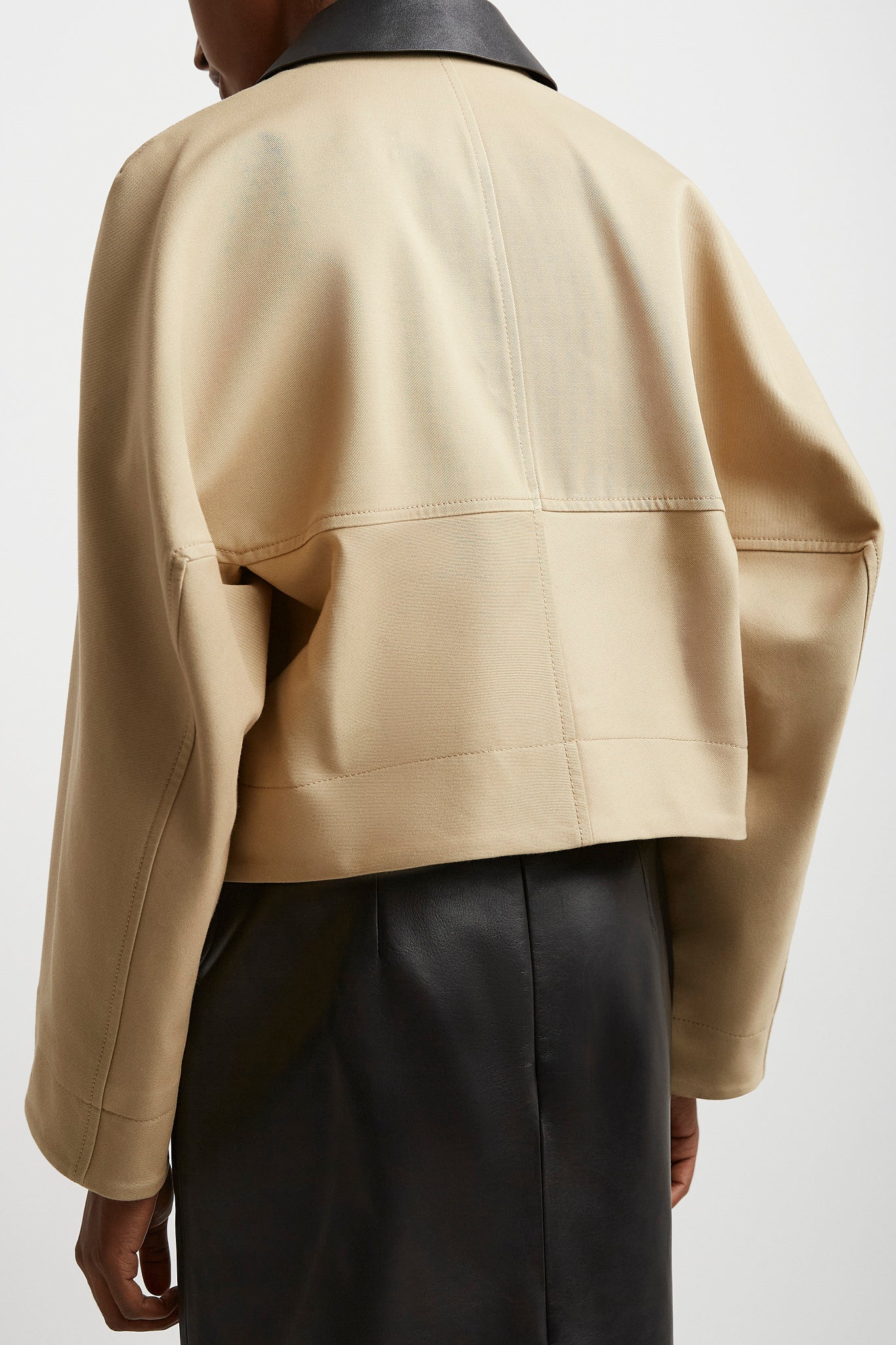 Short beige zipped jacket