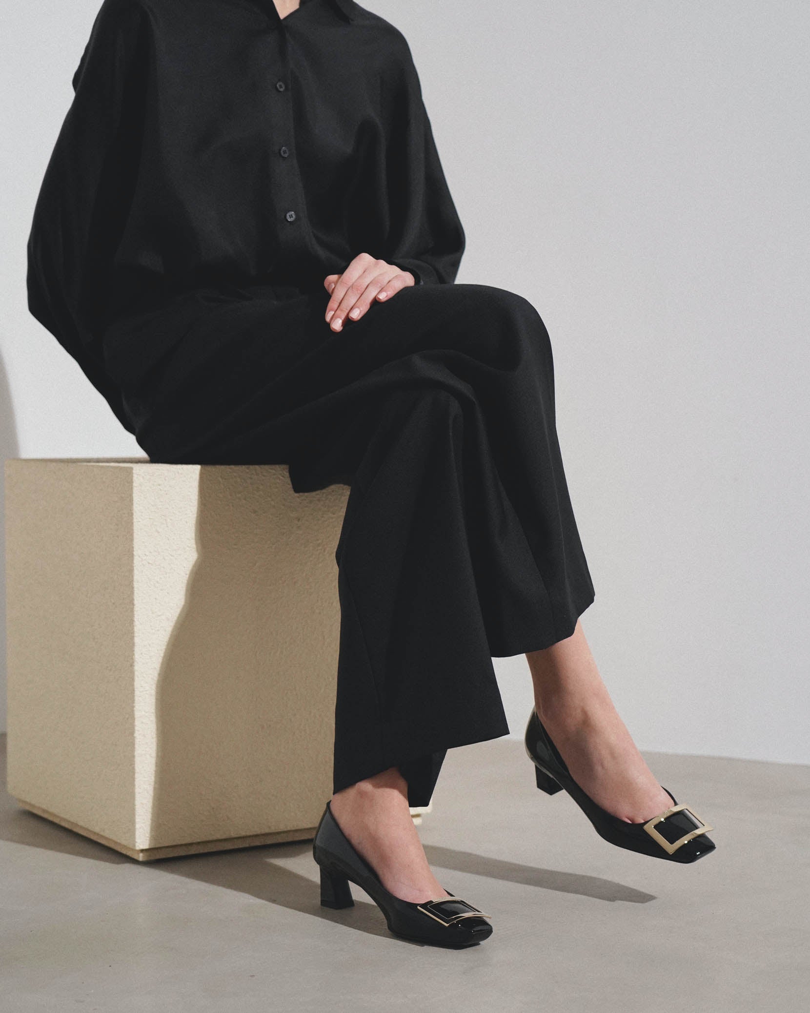 Trompette 45 metal buckle black patent pumps