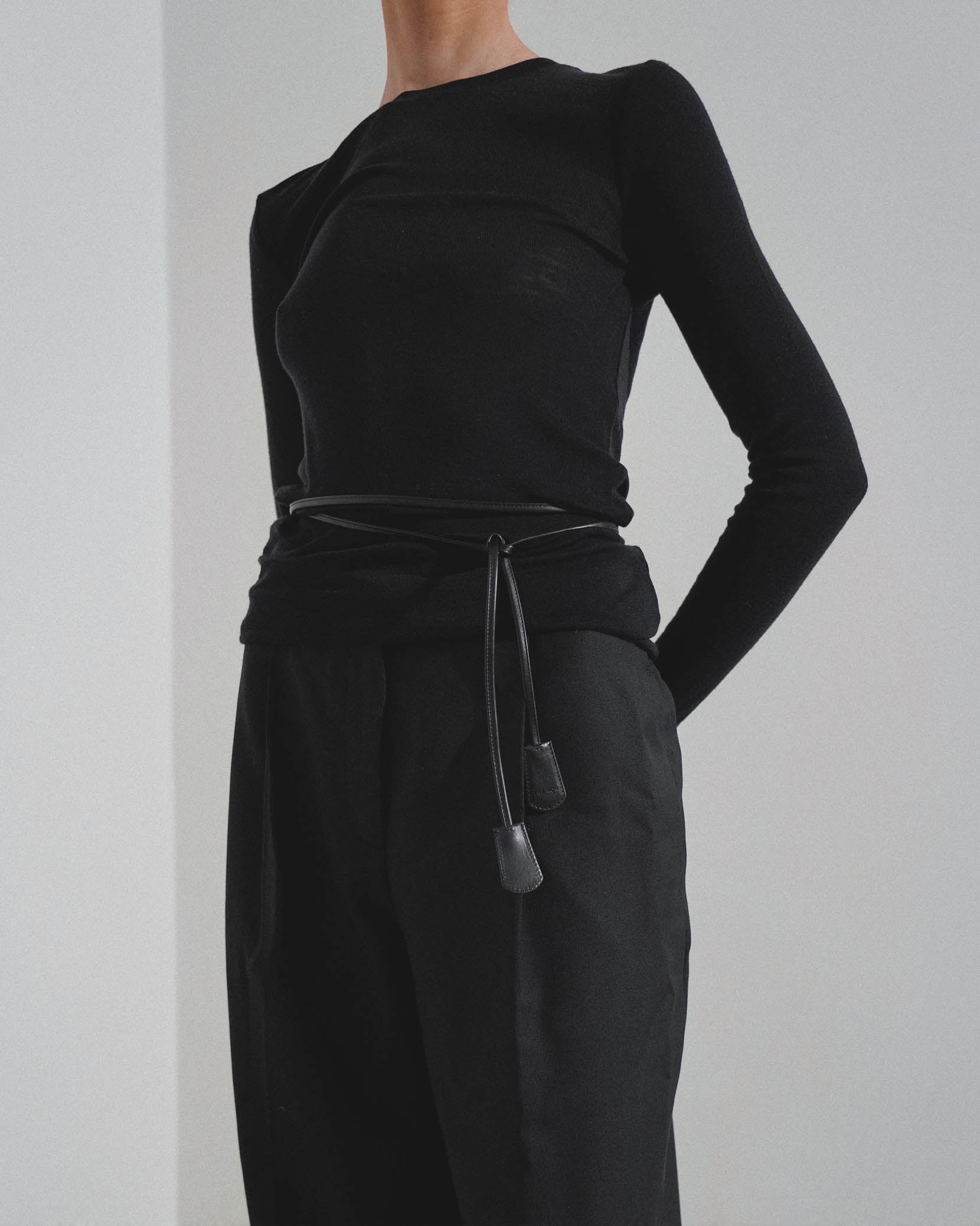 Belt end B black leather belt