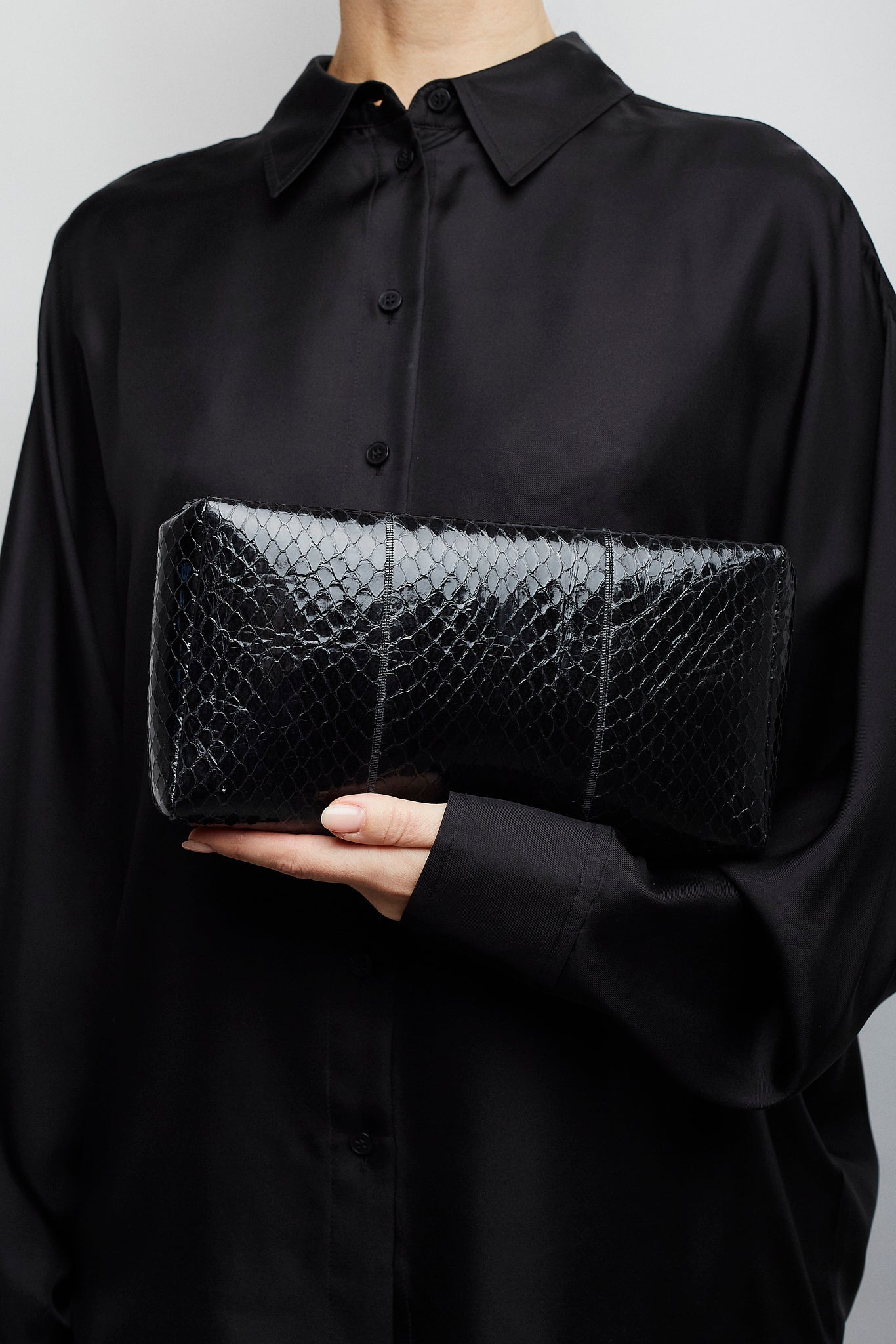 Squared compact black leather clutch