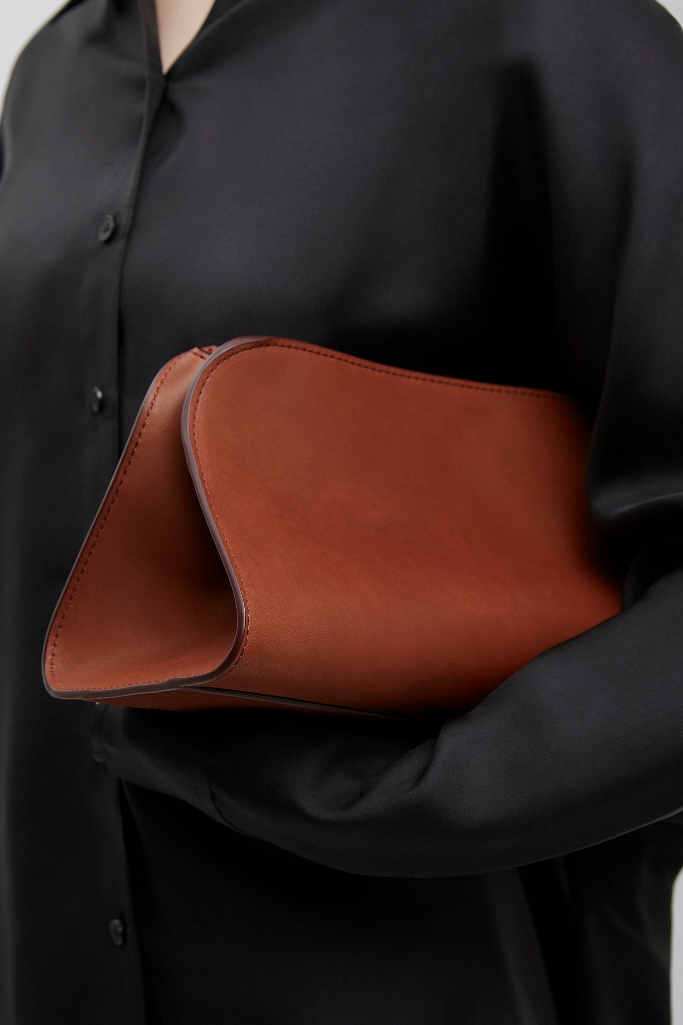 Peggy brown leather clutch