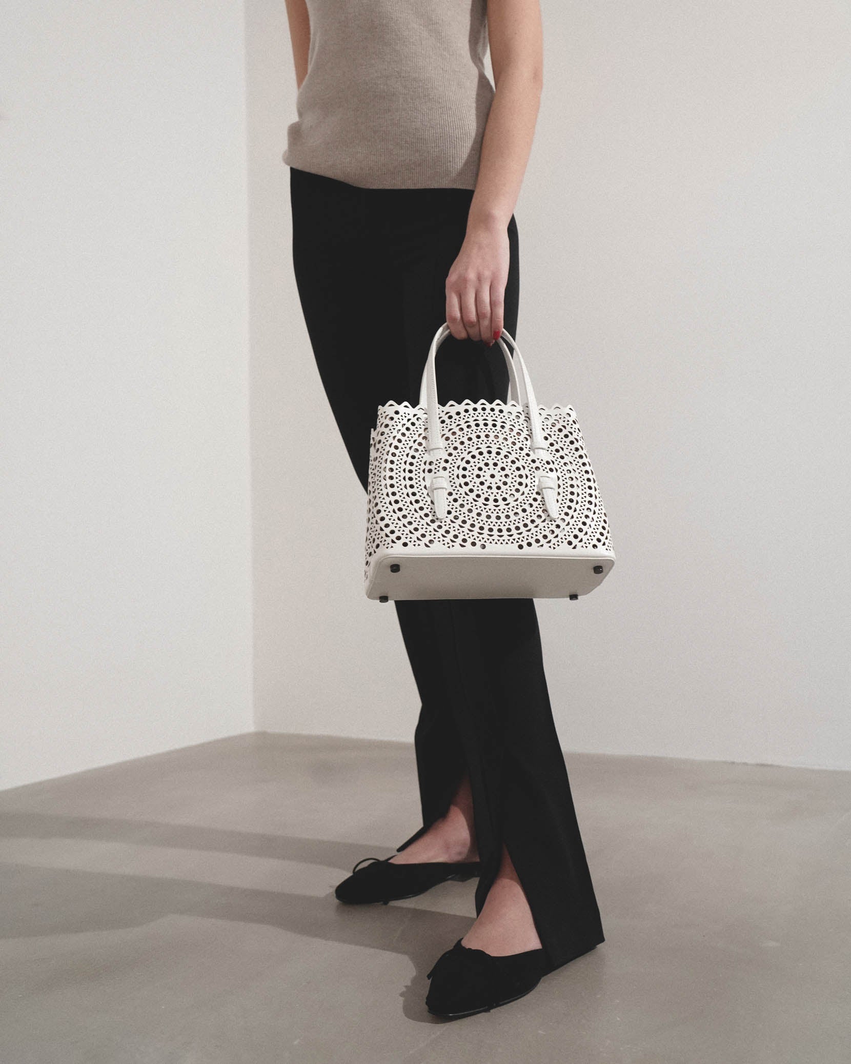 Mina 25 vienne circulaire white leather tote bag