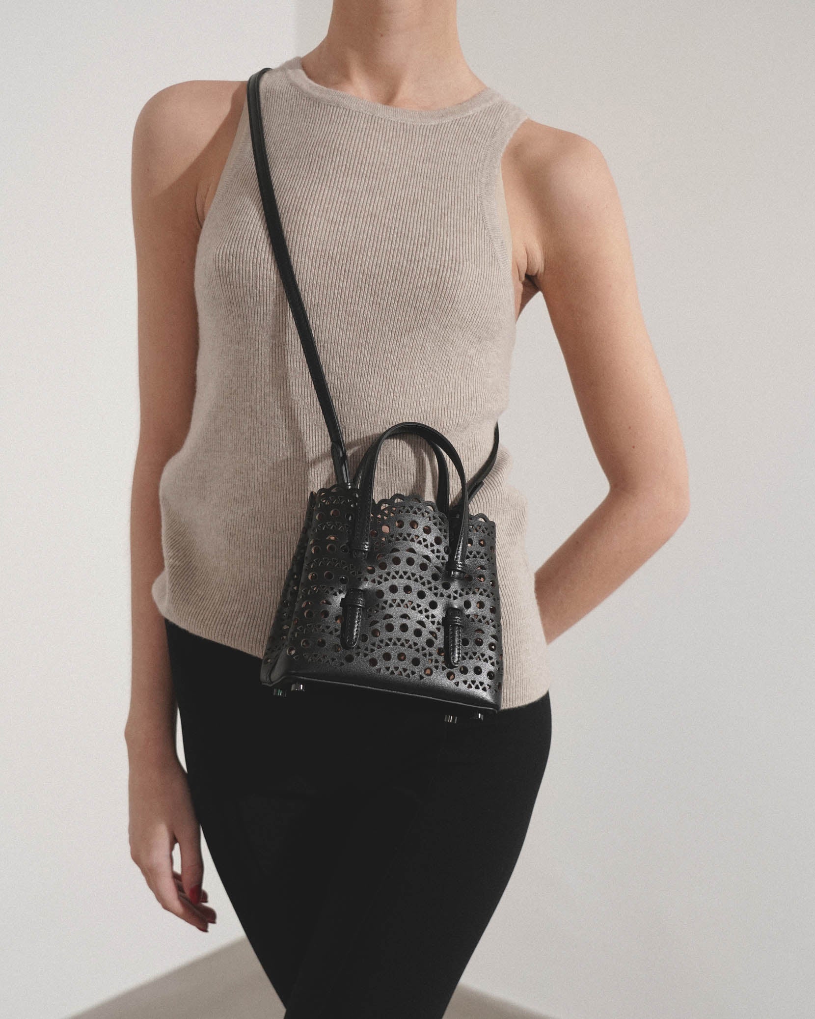 Mina 16 vienne vague black tote bag