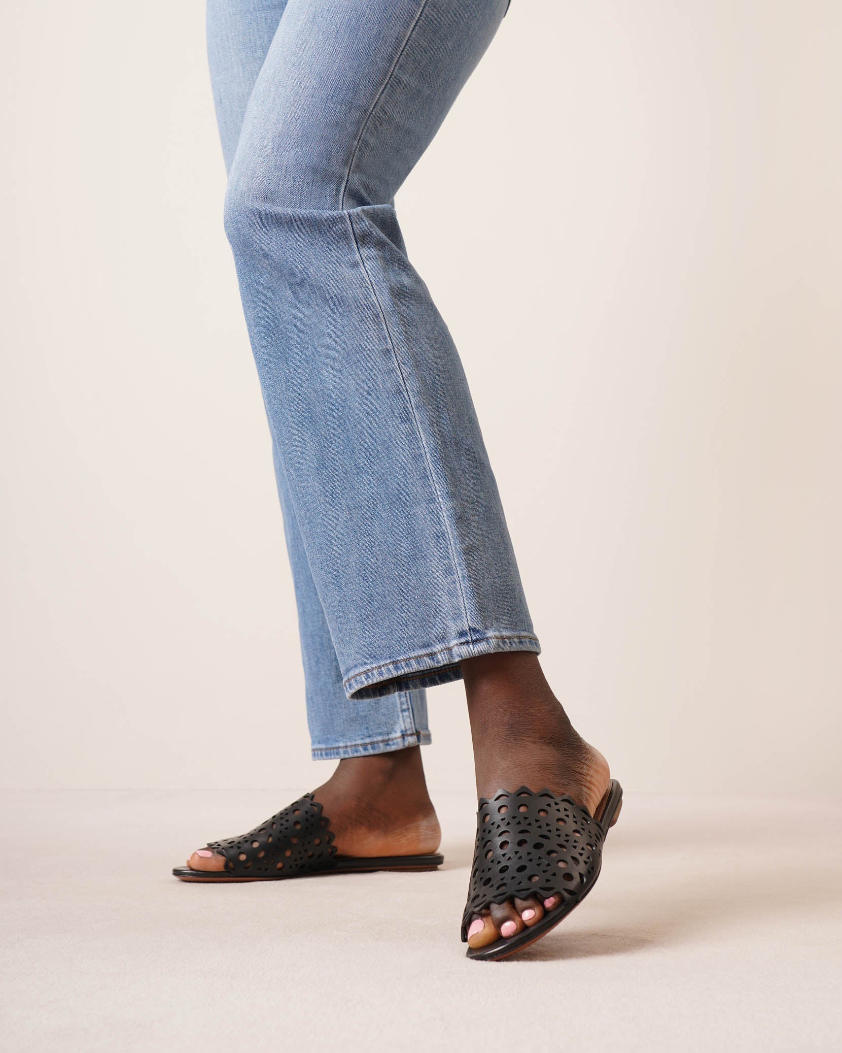 Vienne black leather mules