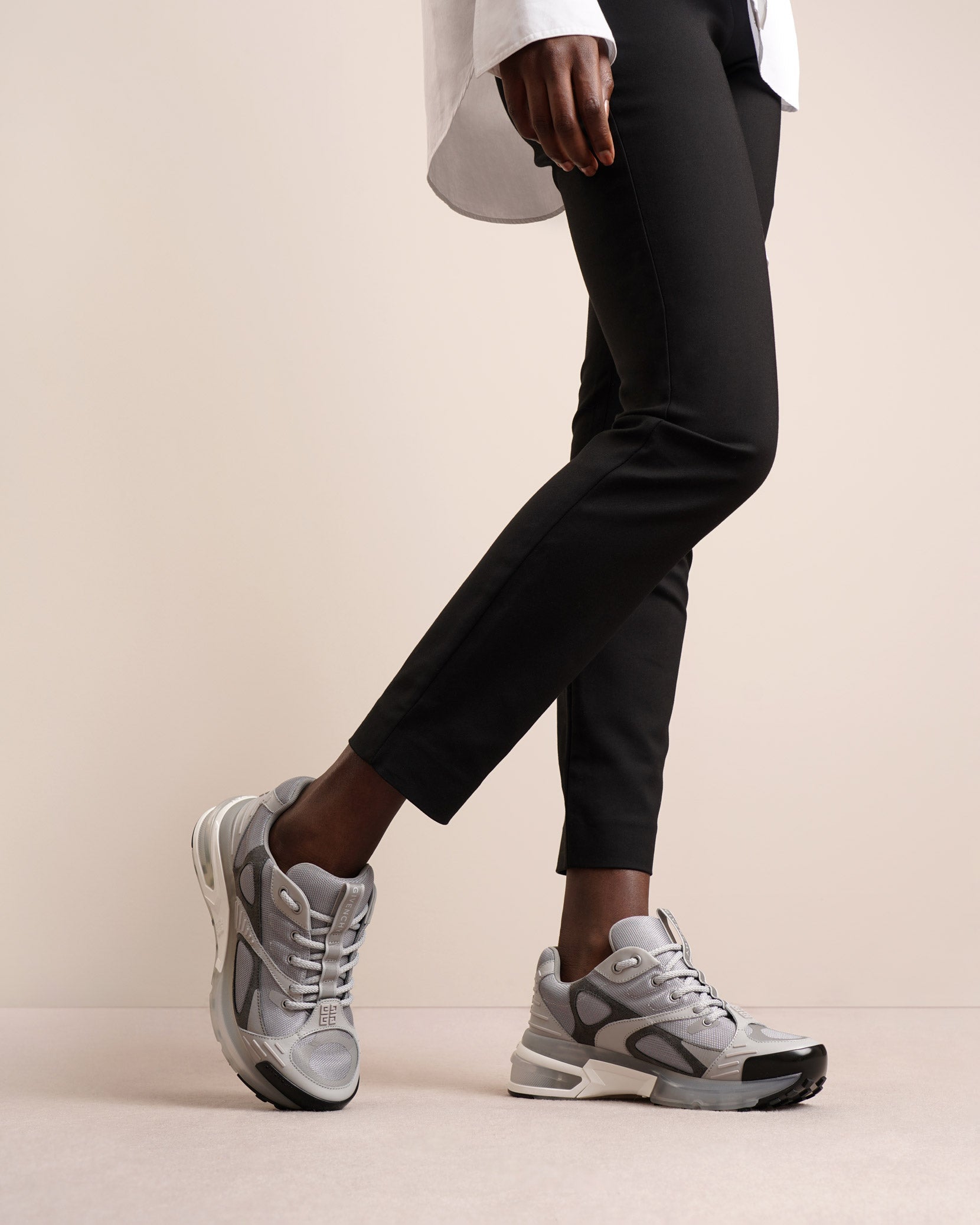 Giv 1 low-top grey runner sneakers