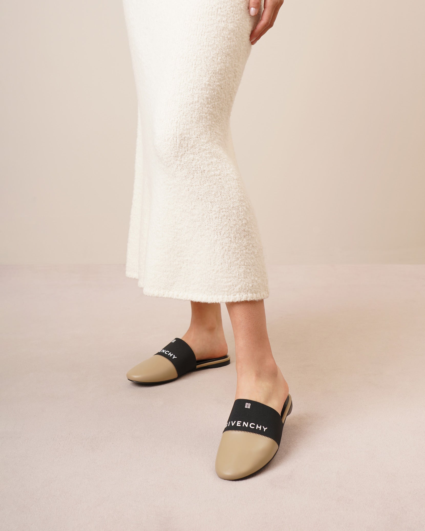 Bedford 4G beige and black flat mules