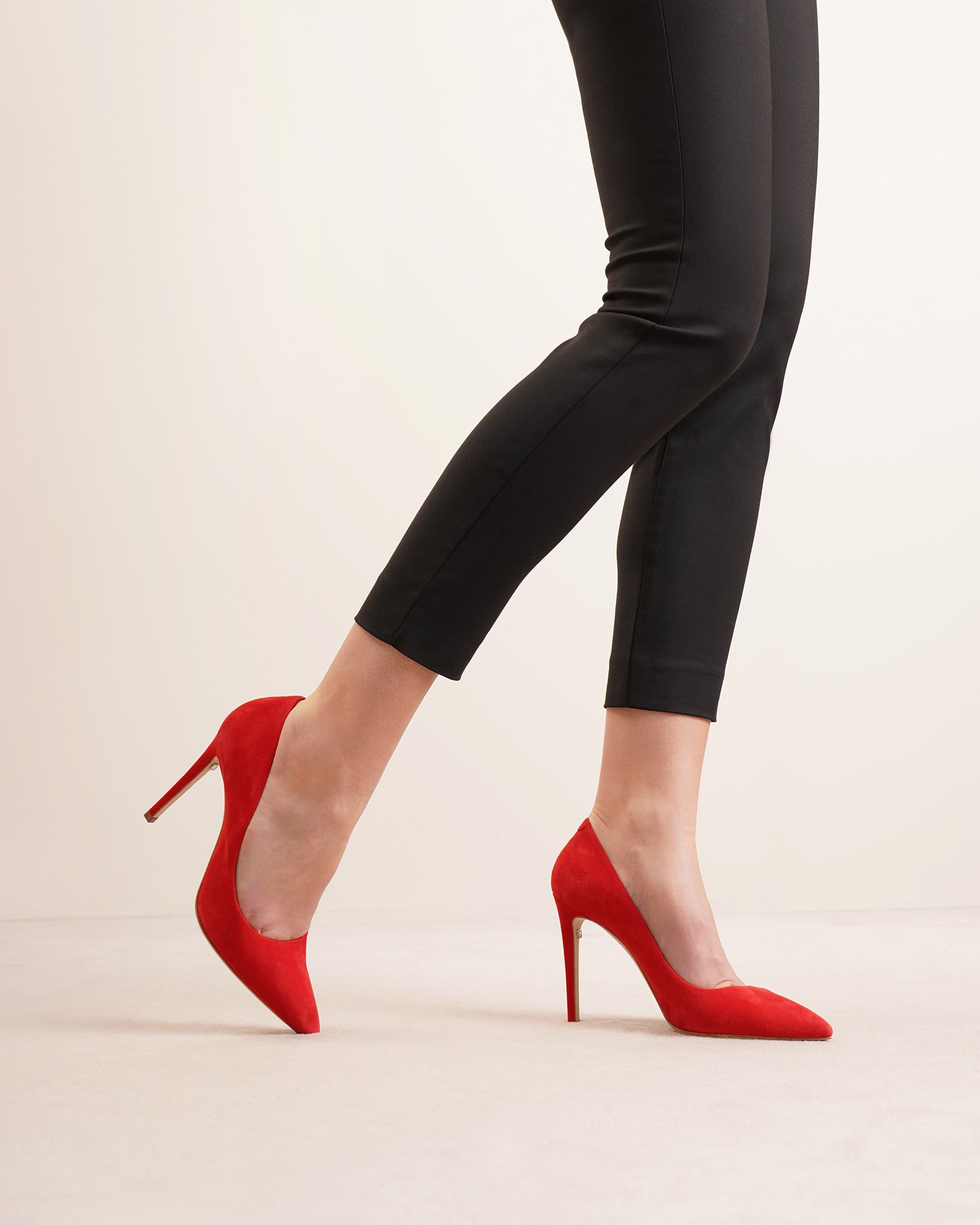 Lipstick 105 suede pumps