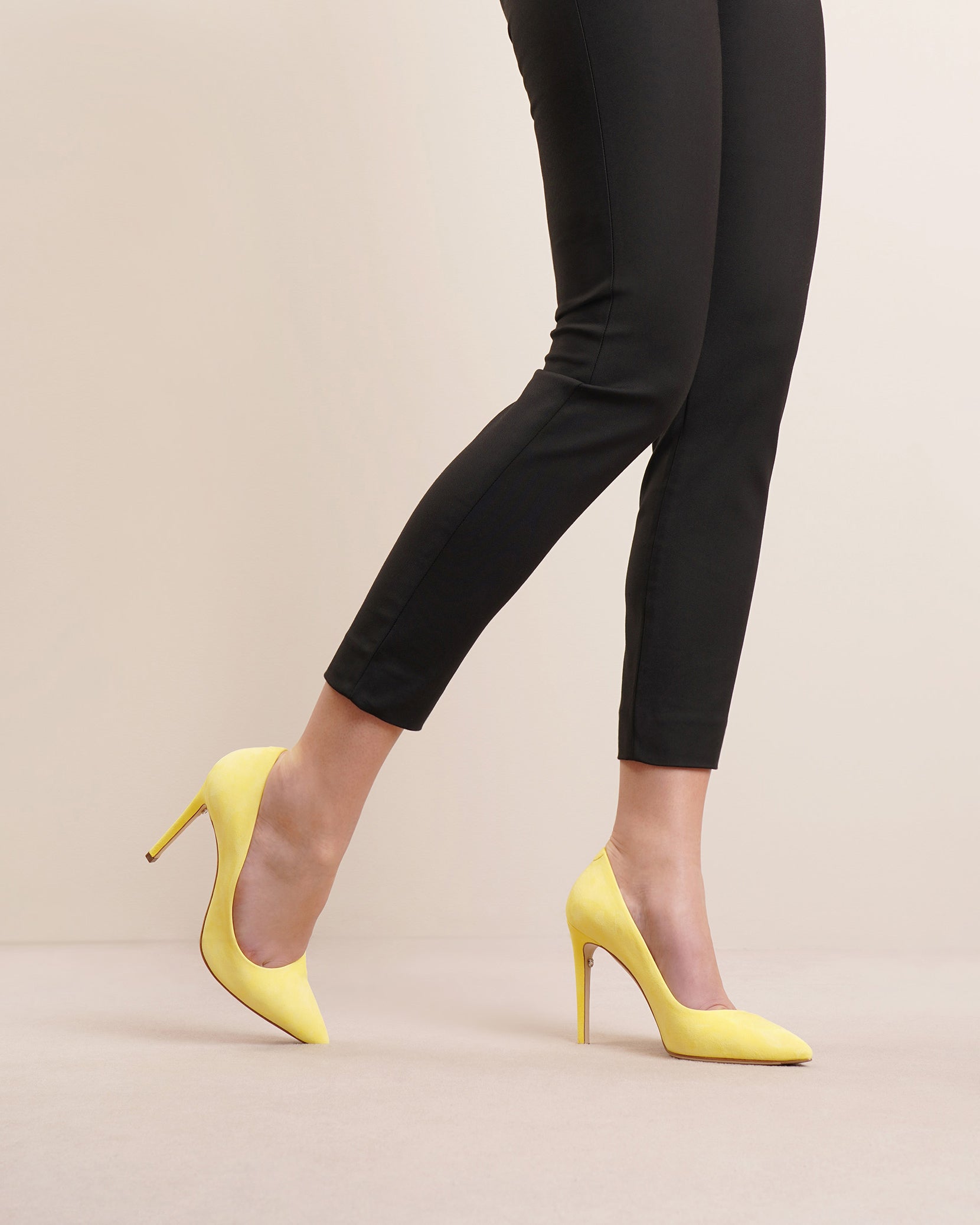 Canary yellow 105 suede pumps