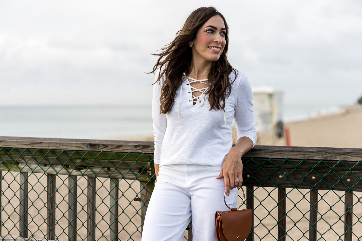 Amanda from Best Luxury Designers Handbags blog wears Old Navy white lace up tee and carries Lulus tan top handle bag for a nautical themed look