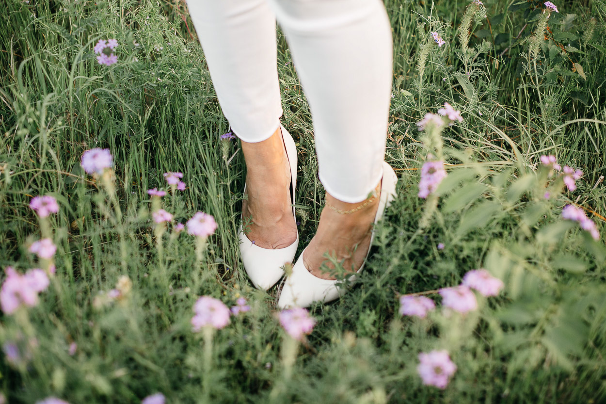 White pumps by Charles by Charles David worn by Amanda of A Glam LIfestyle blog at Arbor Hills Nature Preserve