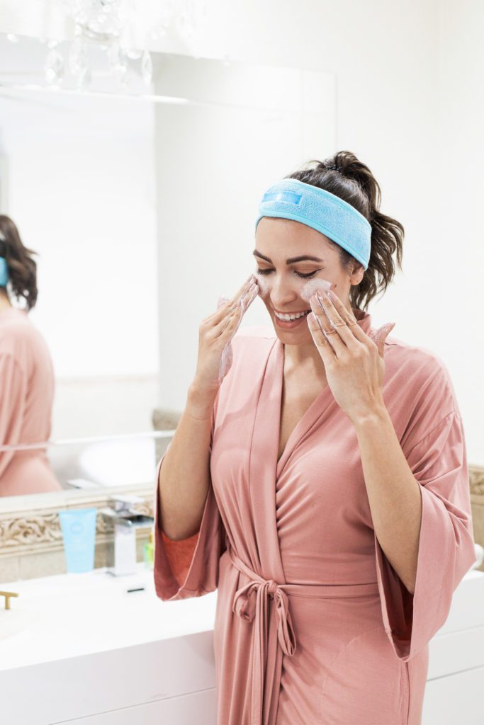 woman sharing her Esmi Skin Minerals review